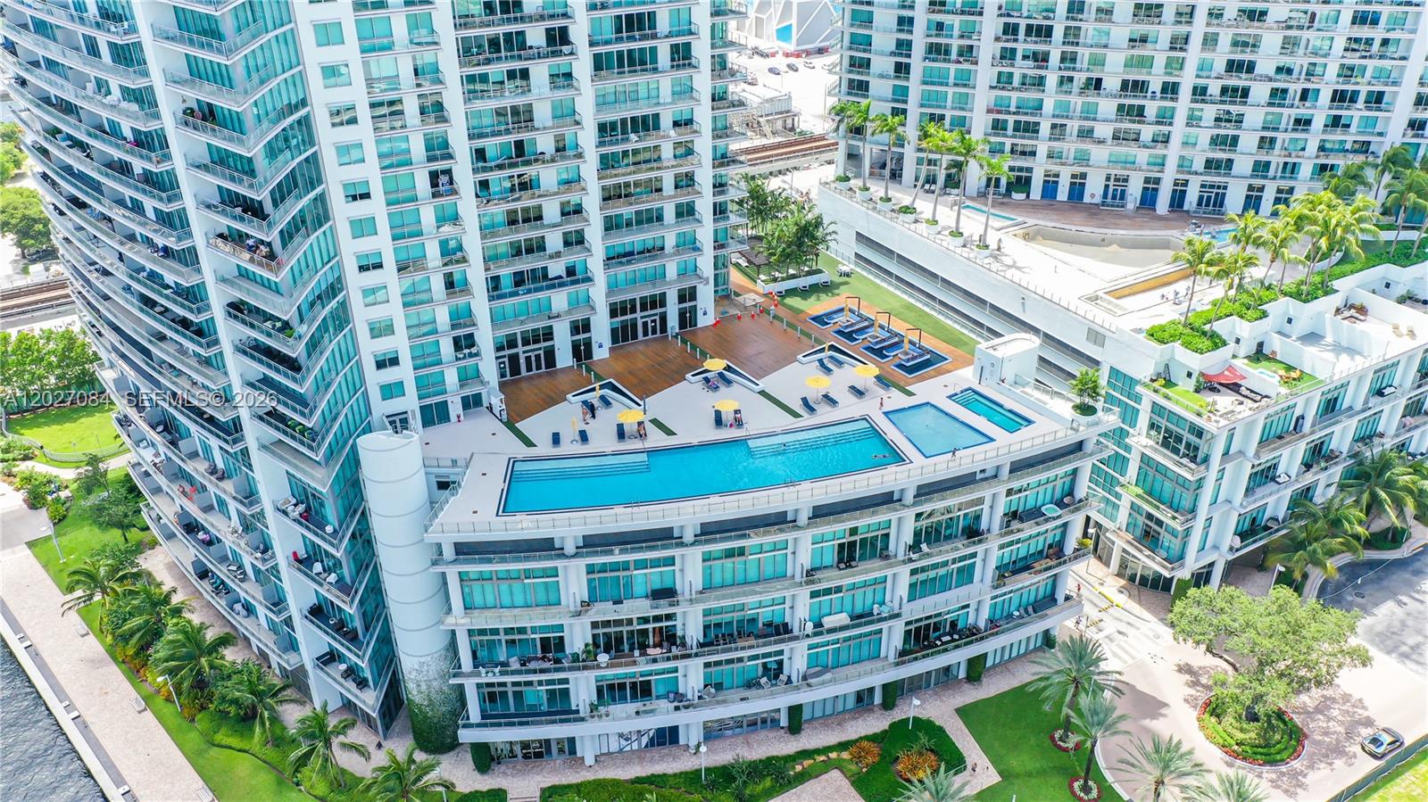 MINT CONDO - Residential