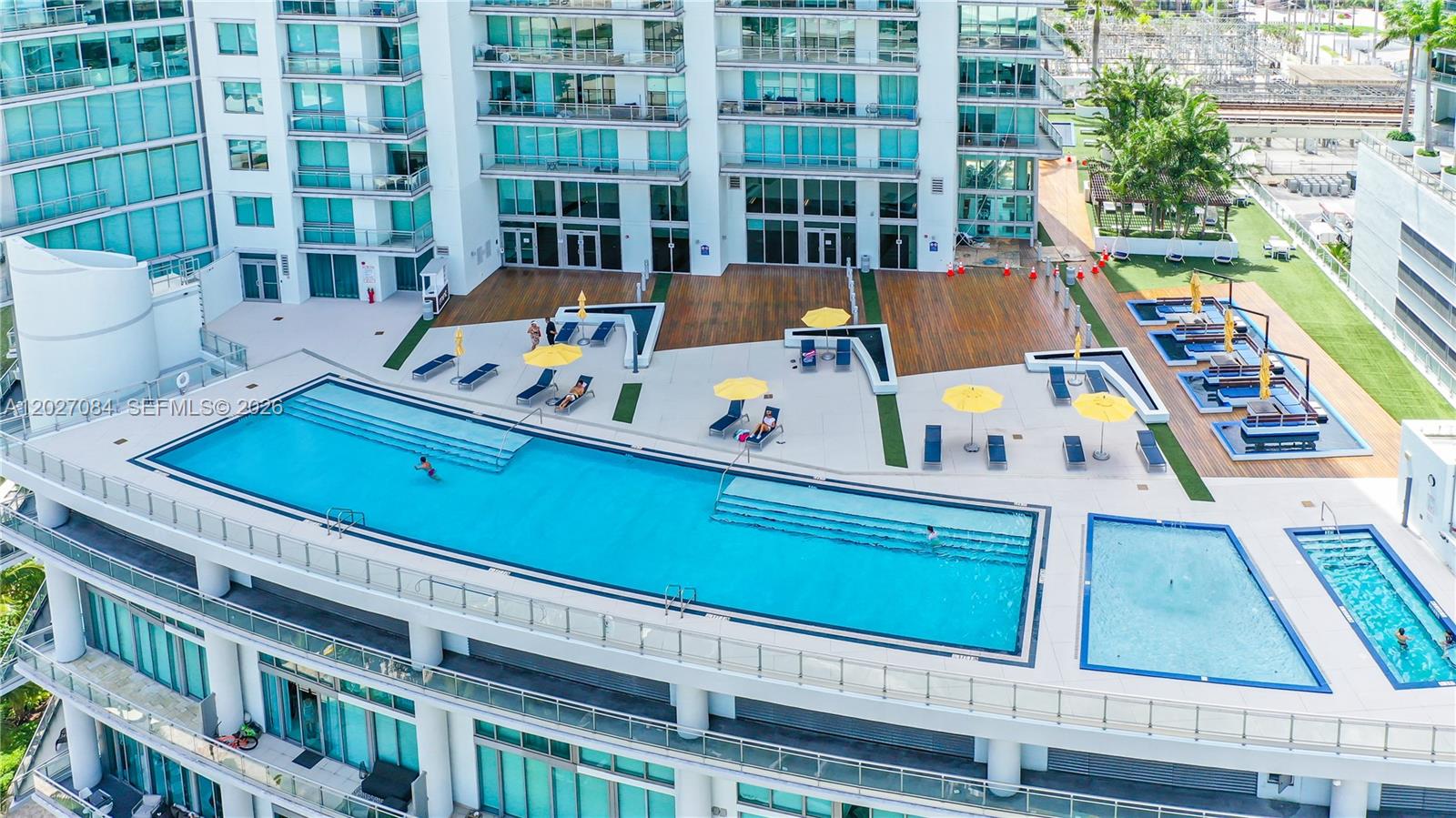 MINT CONDO - Residential