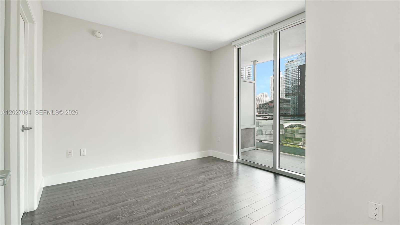 MINT CONDO - Residential