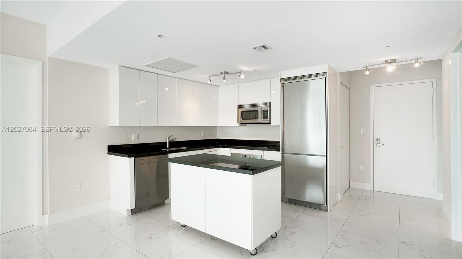 MINT CONDO - Residential