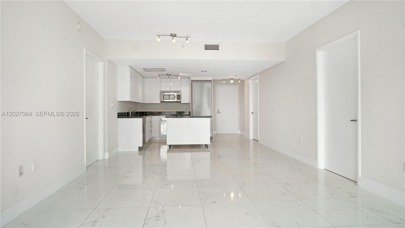 MINT CONDO - Residential