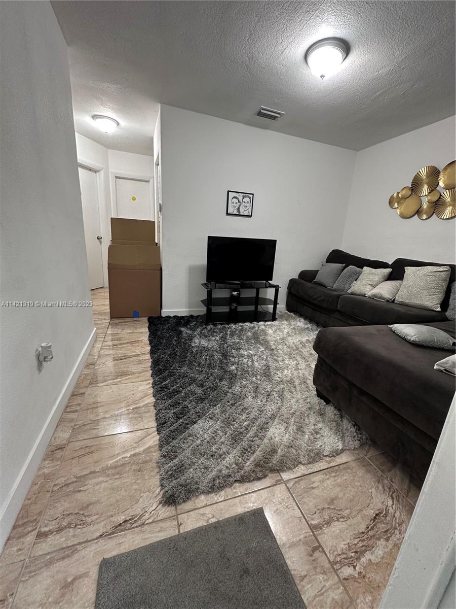 CRAVATTS ALLAPATTAH HOMES - Residential Lease