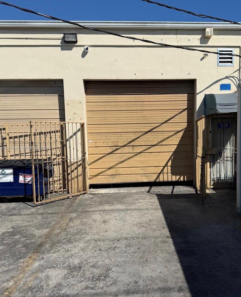 1,799 sqft warehouse for sale. Current owner improved it adding a new 3 phase electric panel and adding new HVAC 10 tons and its ductwork. 
Current owner is relocating into a bigger space