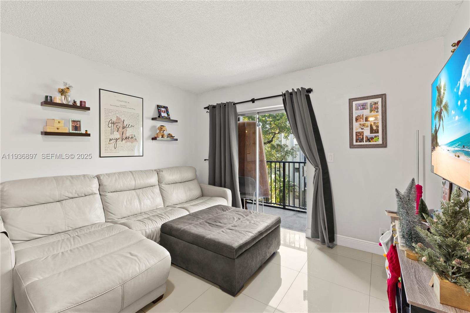 RENTED UNIT! CASH COW! START RECEIVING INCOME FROM DAY 1! 2 stories condo, 2 beds/1.5 baths, laundry in unit, porcelain tile, newer bathroom, 2 balconies, close to major highways!