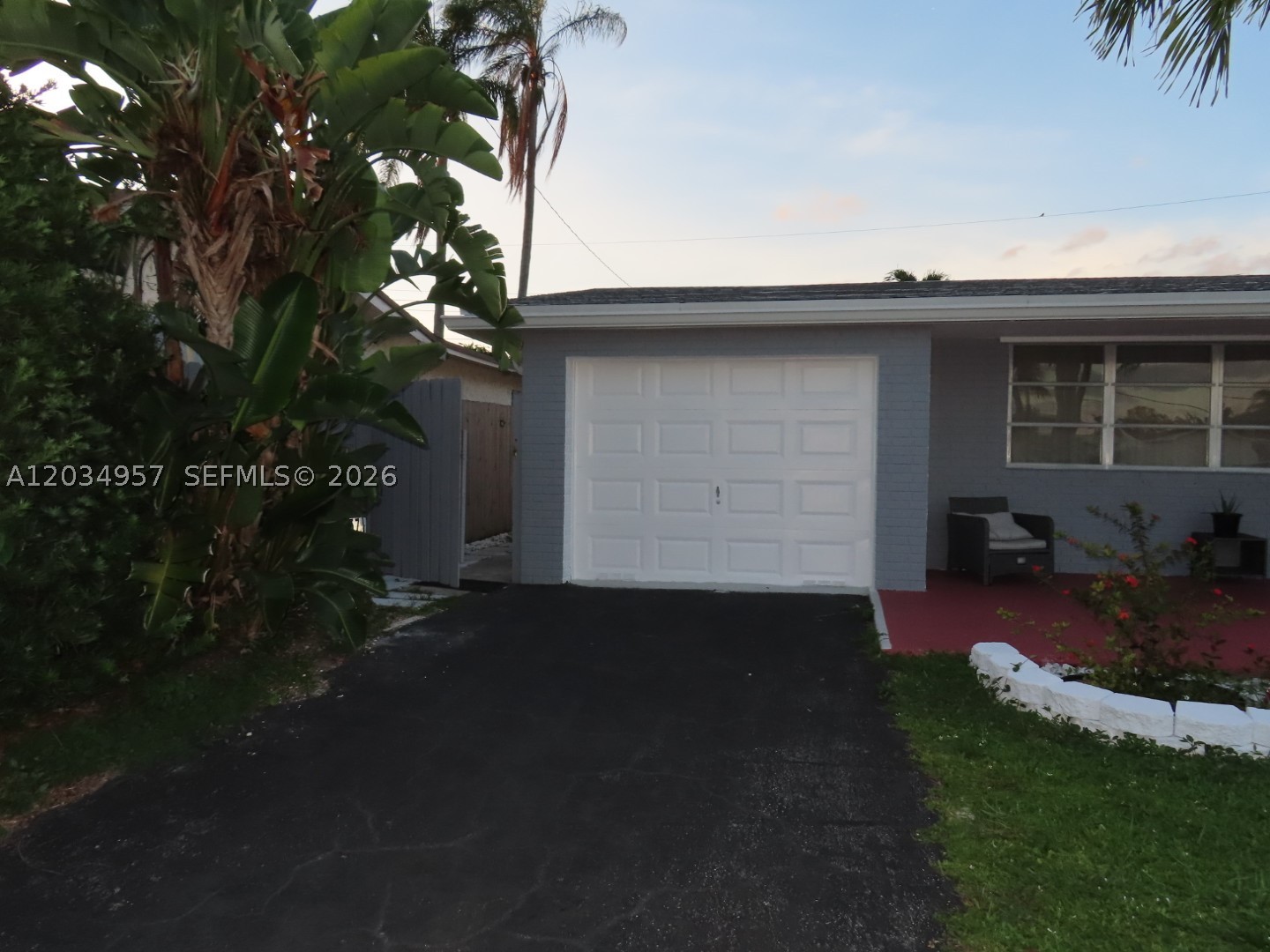 Beautiful and private studio efficiency located in a desirable Pembroke Pines neighborhood. This unit offers a comfortable and functional layout, private entrance, and convenient access to shopping, dining, parks, and major highways. Perfect for a single occupant seeking a quiet, clean, and centrally located place to call home. Available for immediate occupancy.