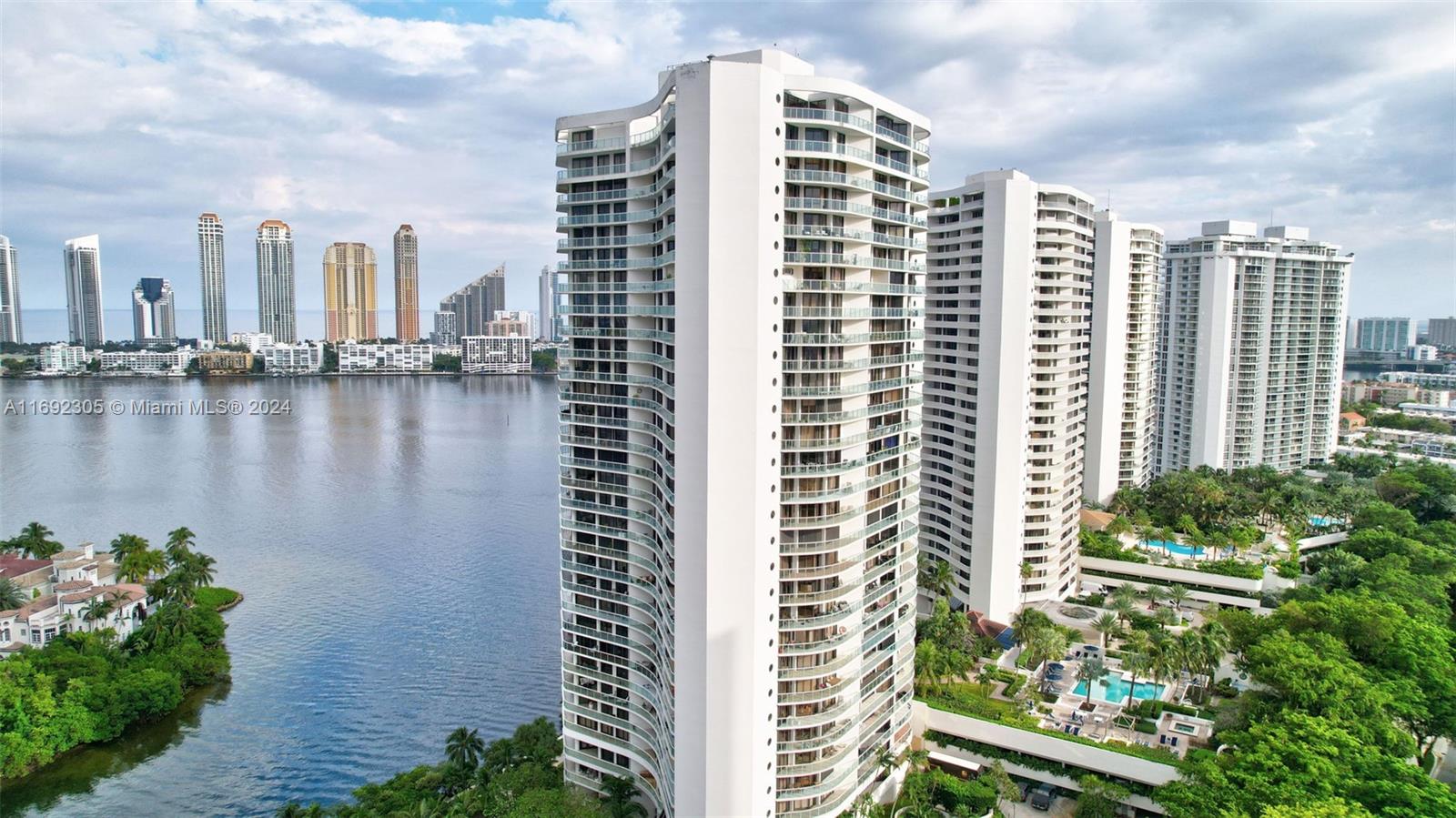 4000 ISL BLVD WILLIAMS IS - Residential