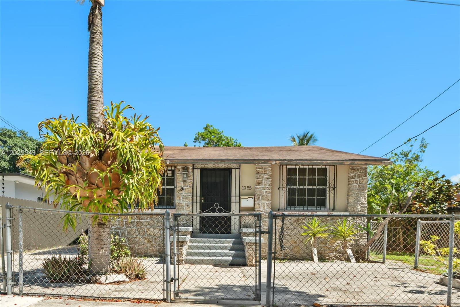 Single Family Home 2 Bed / 1 Bath Home Full of Potential. Fast Growing neighborhood with lots of new developments. Near Windwood Design District, Miami River, Brickell, Miami Beach, Miami Airport and others.
Ideal for 1st time buyer family or Investor, it produces cash flow throughout design and planning process.