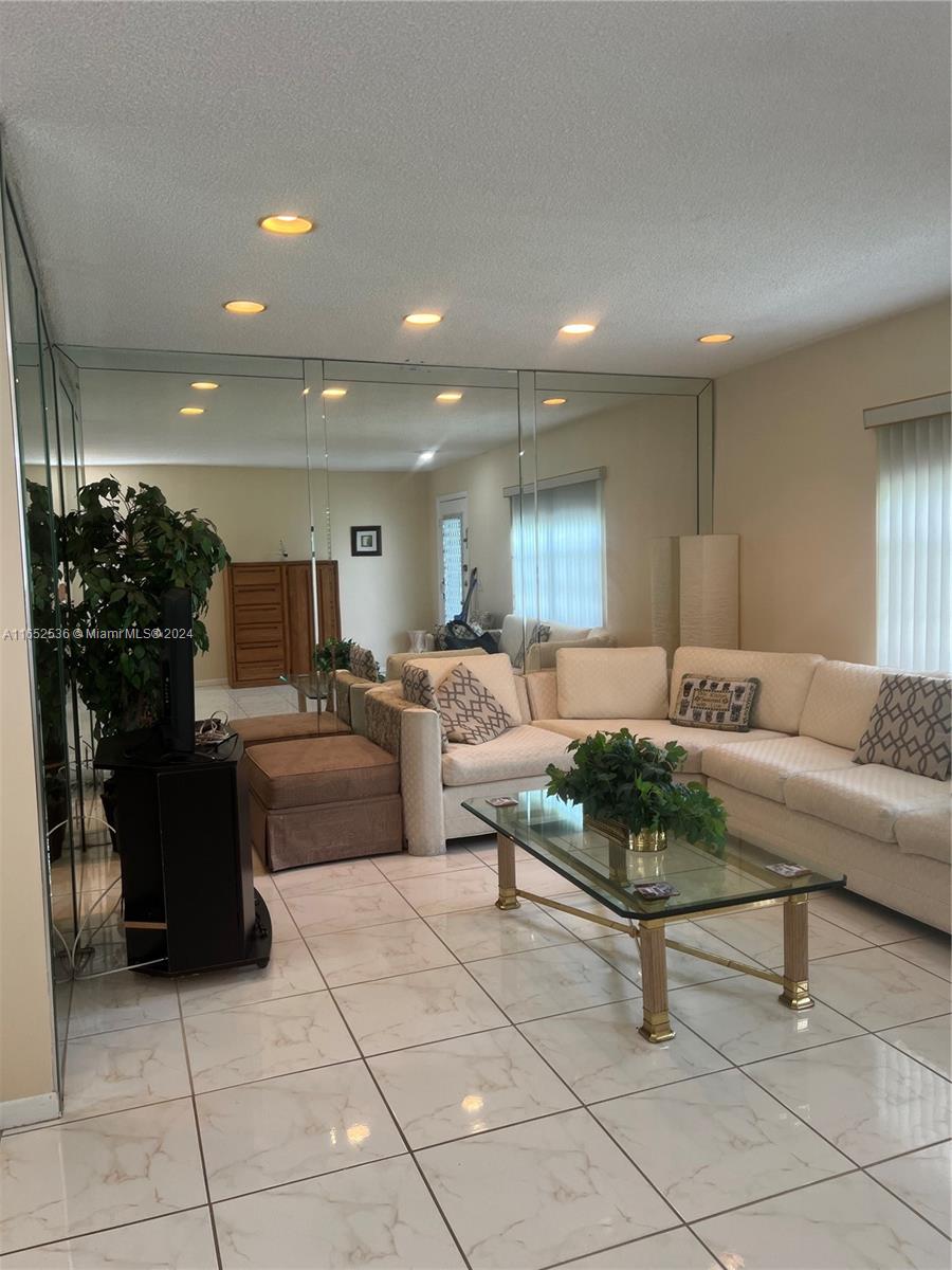 KINGS POINT BURGUNDY COND - Residential Lease