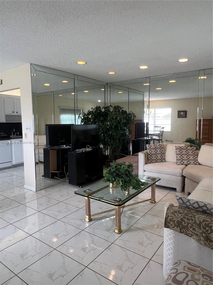 KINGS POINT BURGUNDY COND - Residential Lease
