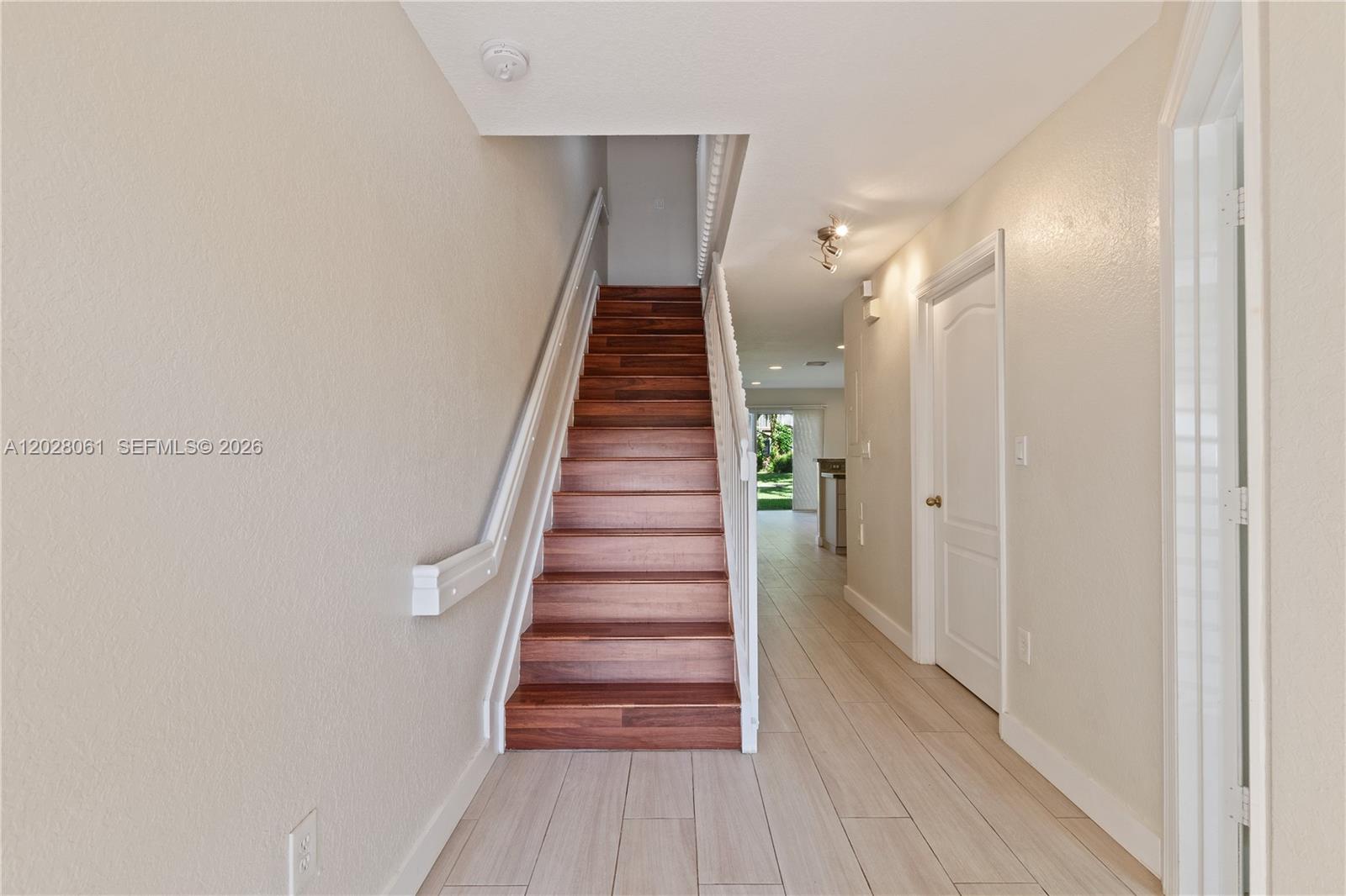 MELROSE POINT CONDO - Residential Lease