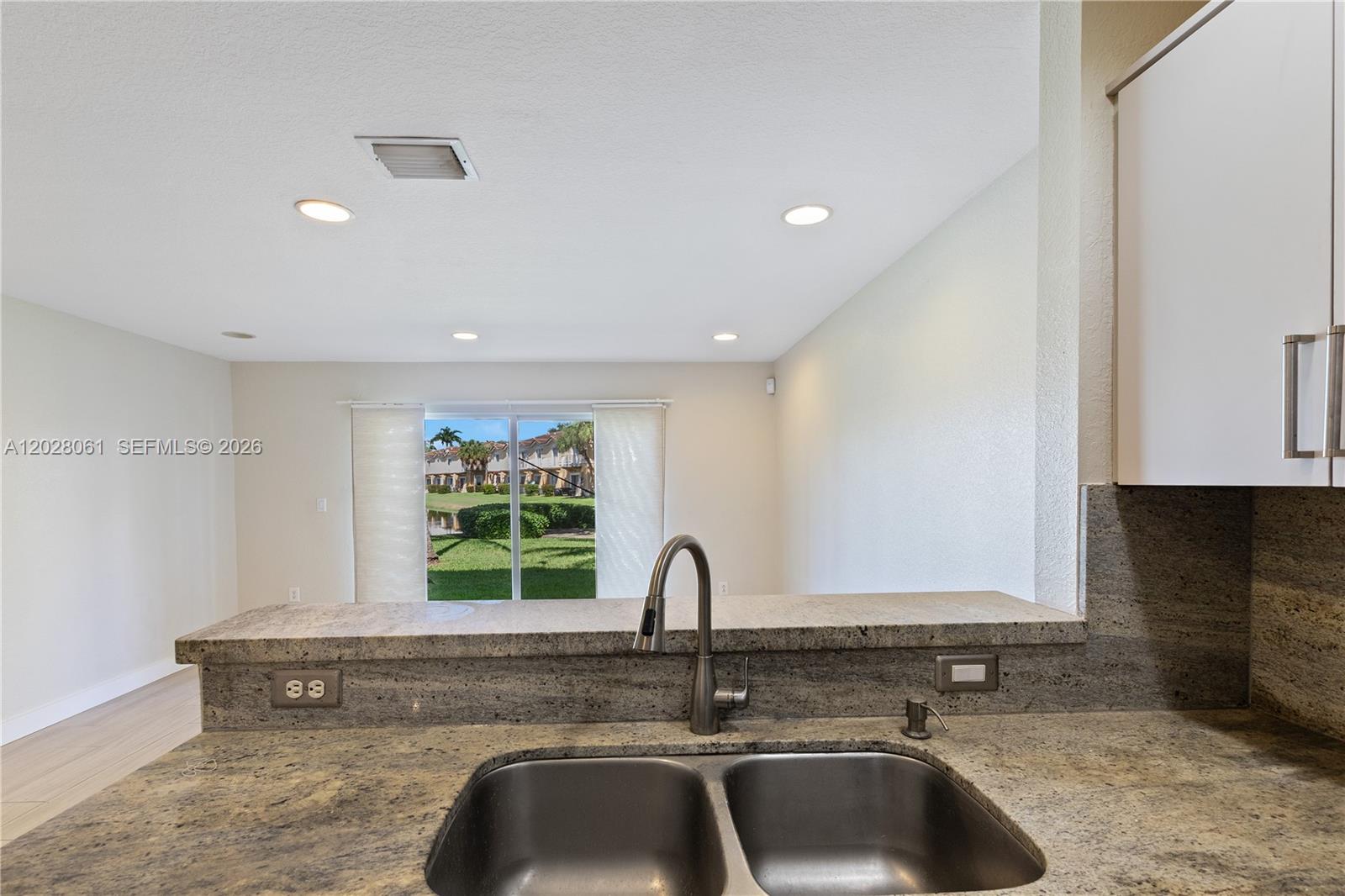 MELROSE POINT CONDO - Residential Lease