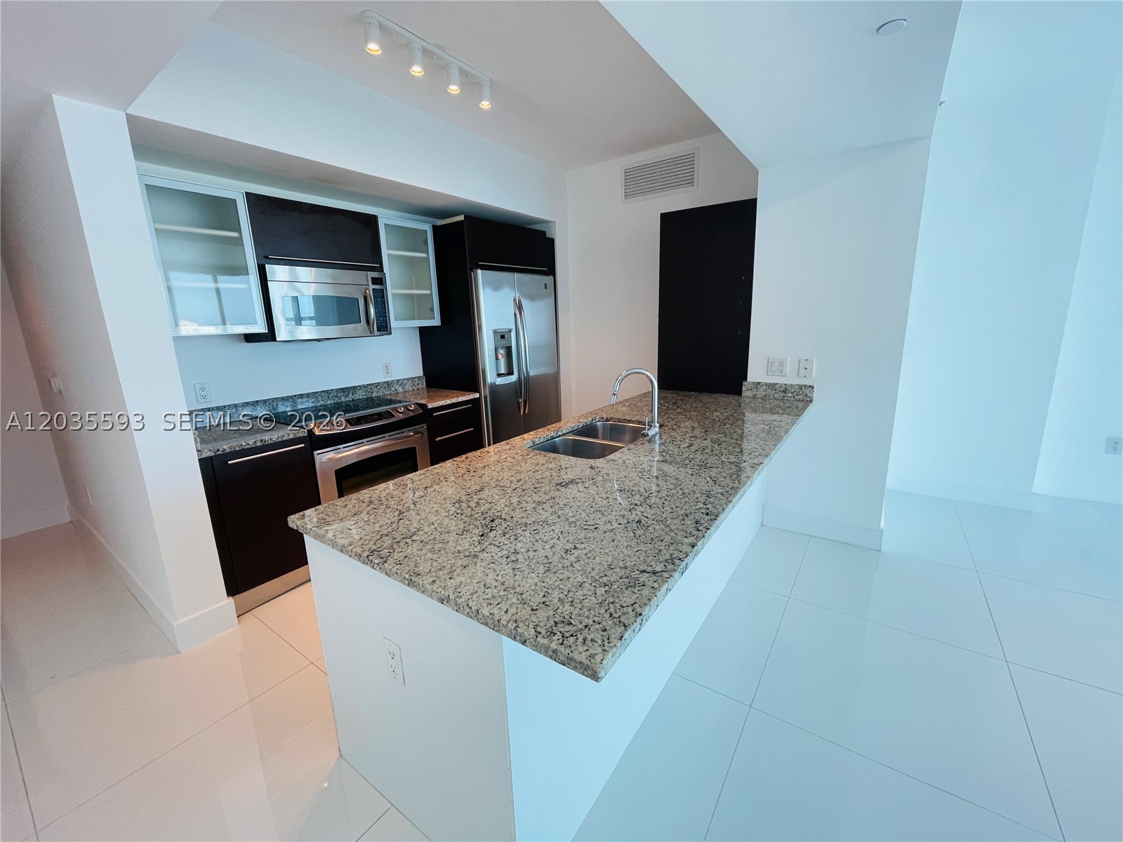 Beautiful 2 bed / 2.5 bath unit with direct Biscayne Bay views. The residence features modern high ceilings, stainless steel appliances, imported Italian cabinetry Amenities:24 hr security and concierge, 24-hour valet parking, State of the art Fitness Center in each tower, 2 Infinity-edge heated pools, Steam room, Theater room, Business center, party room, pool table & lounge. Walk to Mary Brickell Village and Brickell City Center mall. Minutes away from American Airlines Arena & Performing Arts. Water & internet included
One assigned parking space.