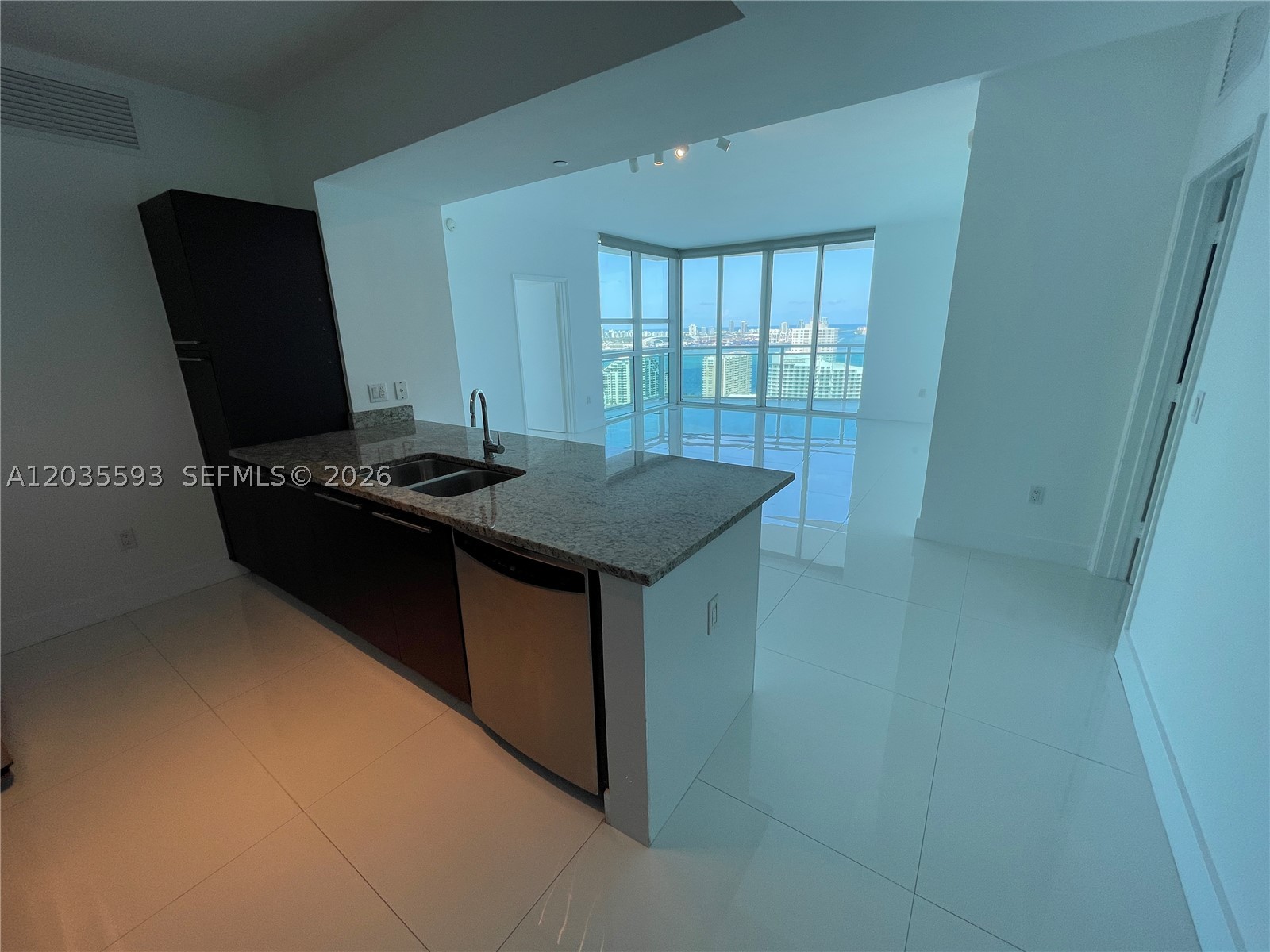 THE PLAZA 851 BRICKELL CO - Residential Lease