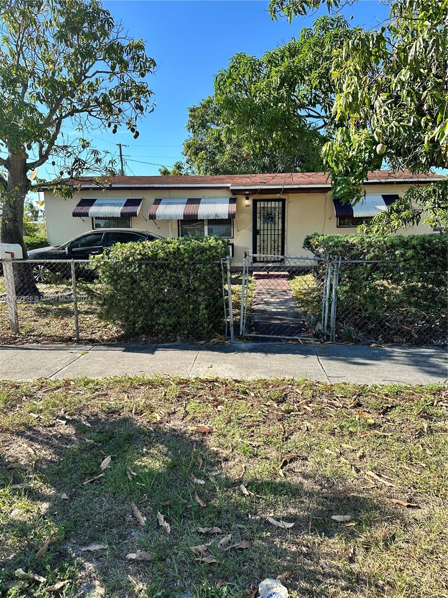 3 BEDROOMS AND 1 AND HALF BATHROOMS! SINGLE FAMILY HOME! PERFECT FOR INVESTORS!