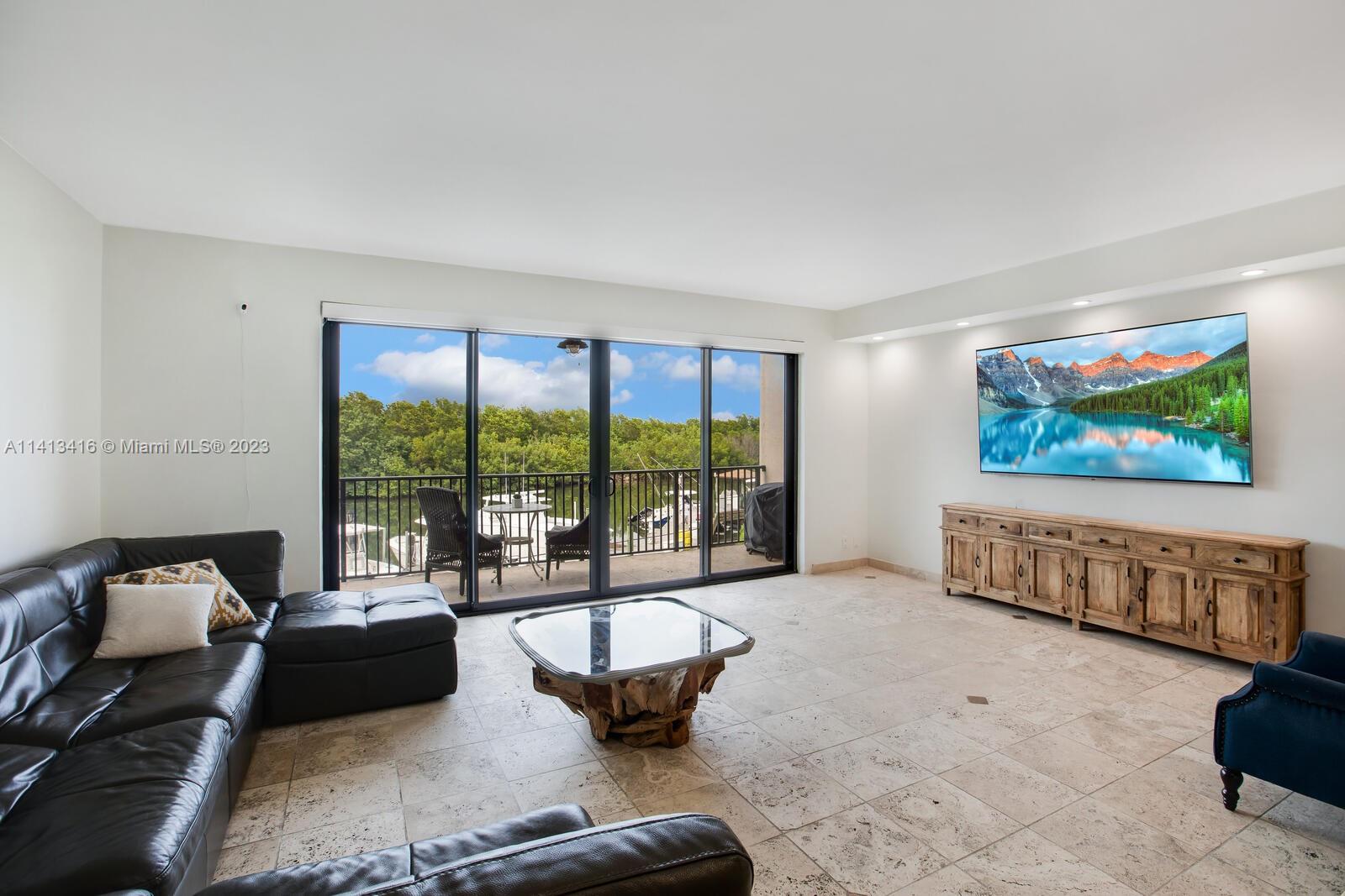 ROYAL HARBOUR YACHT CLUB - Residential