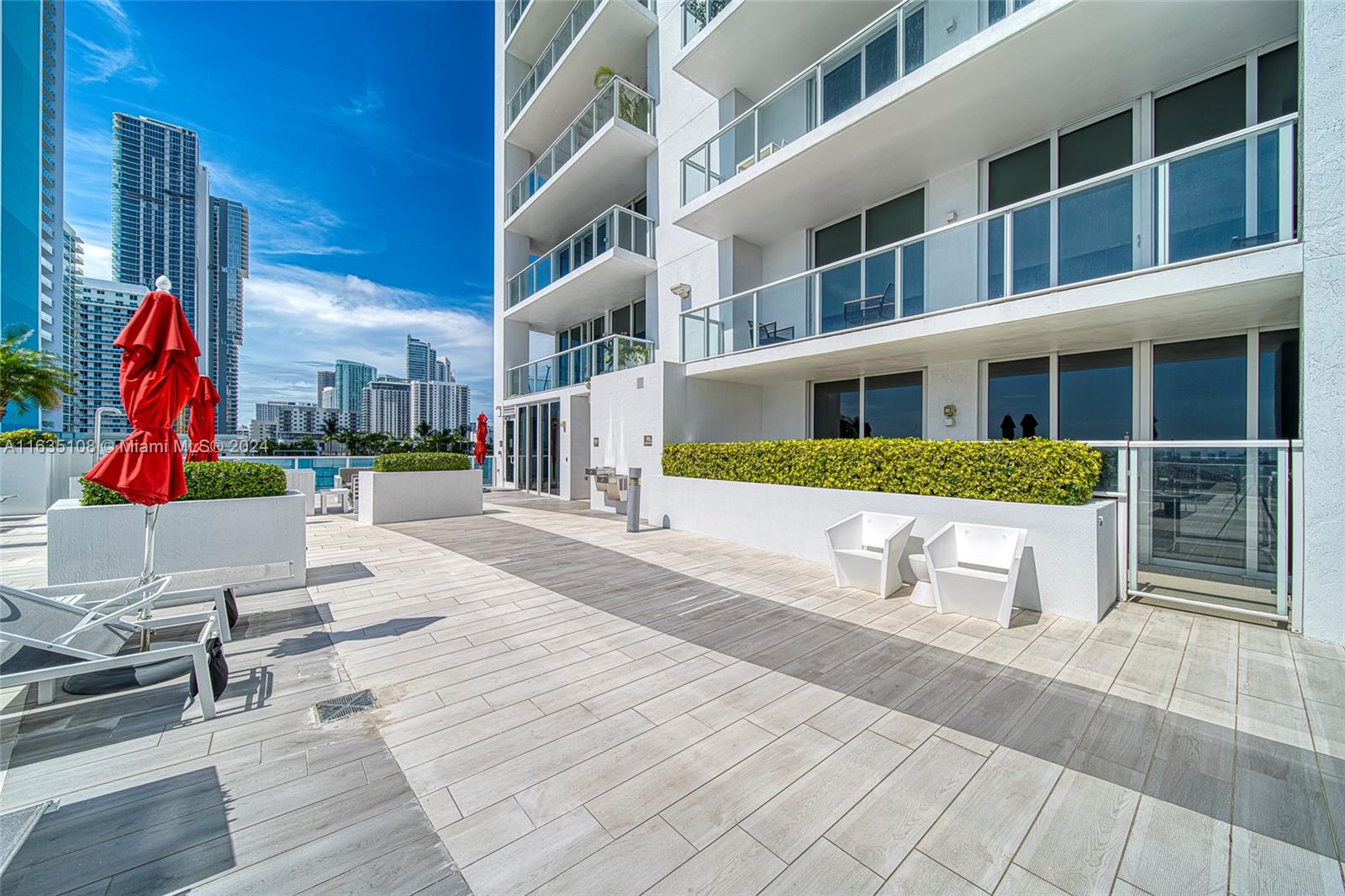 THE CRIMSON CONDO - Residential