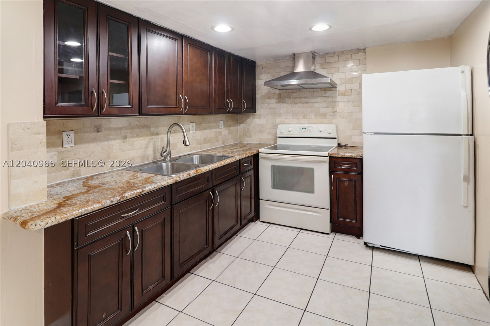 Easy to show & move-in ready • Great investment property • 3 bed / 1.5 bath Townhome • Potential rent is $3,433/month based on current payment standards • AC 2024 • Roof 2019 (Est.) • This property is uniquely qualified for a special program • Exclusive lender incentive: 1 point off the rate with my lender (e.g., if the market rate is 6%, you can get 5% with no points, plus appraisal and mortgage insurance covered for primary residents).
Video Tour is available.