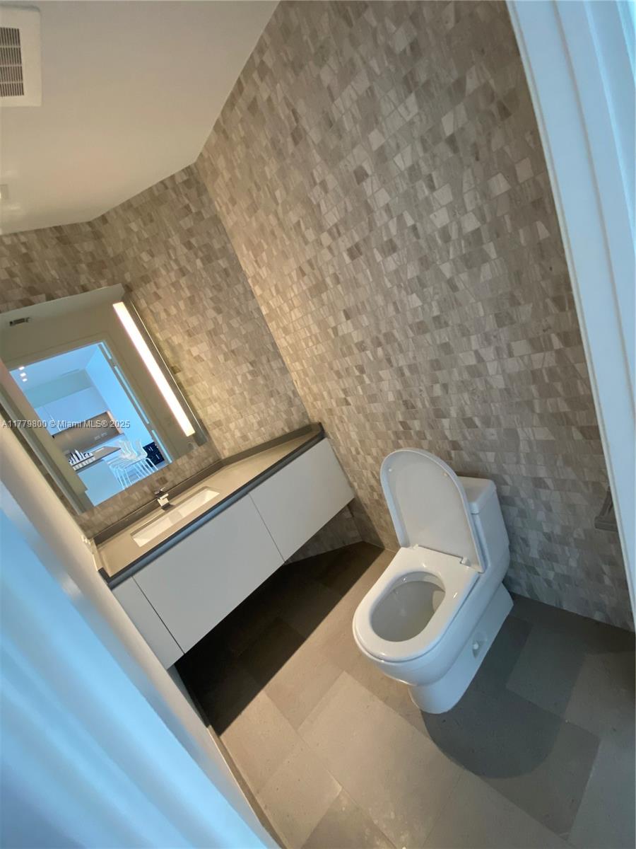 REACH CONDO - Residential Lease