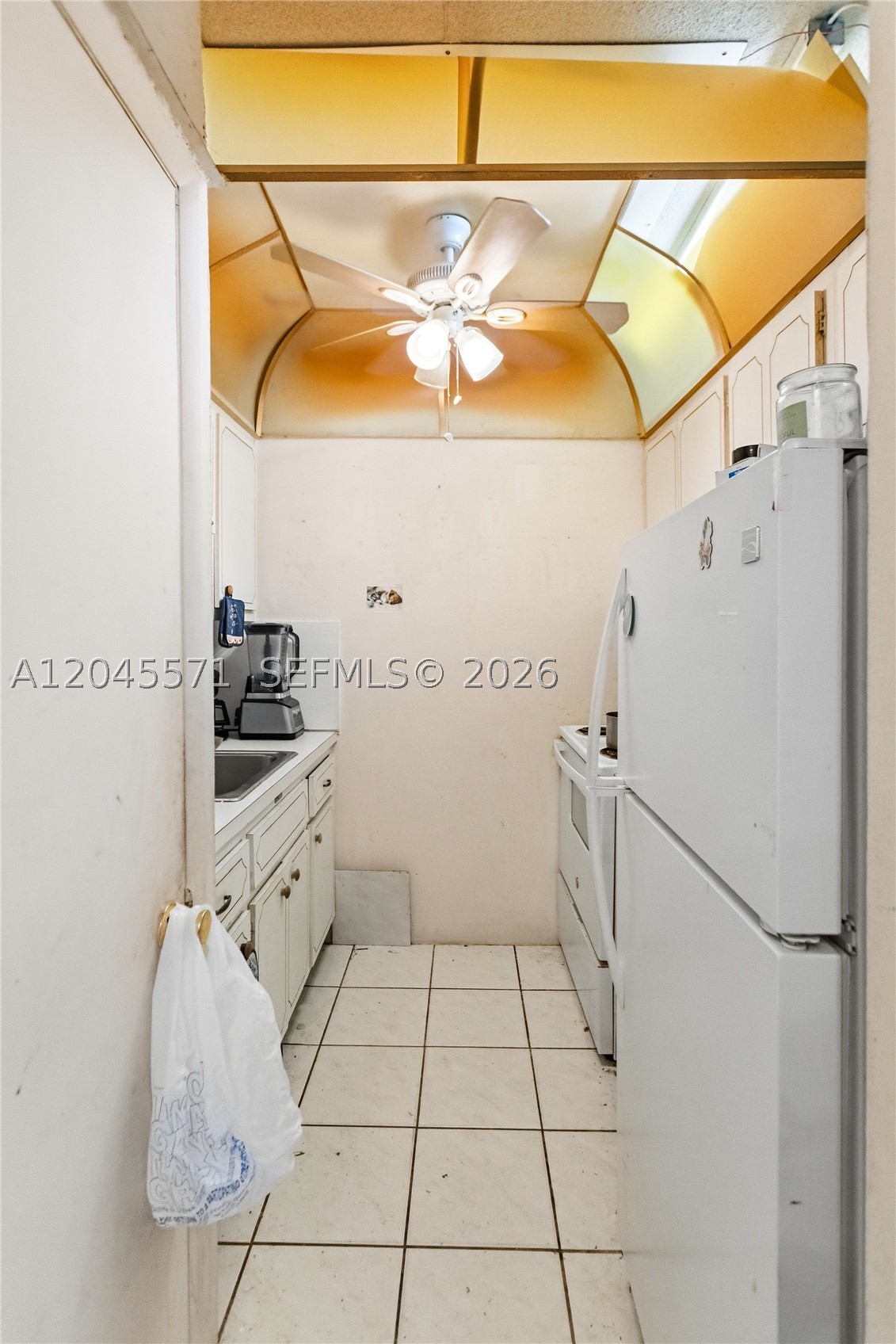 NO BAY WHITE HOUSE NO 2 C - Residential