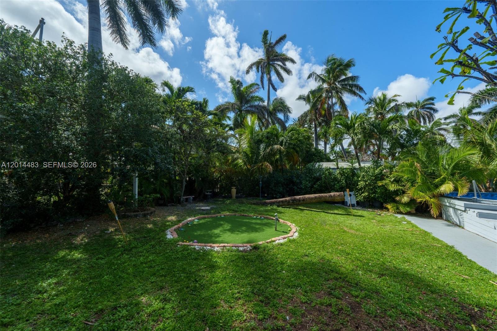 HOLLYWOOD LAKES SECTION - Residential