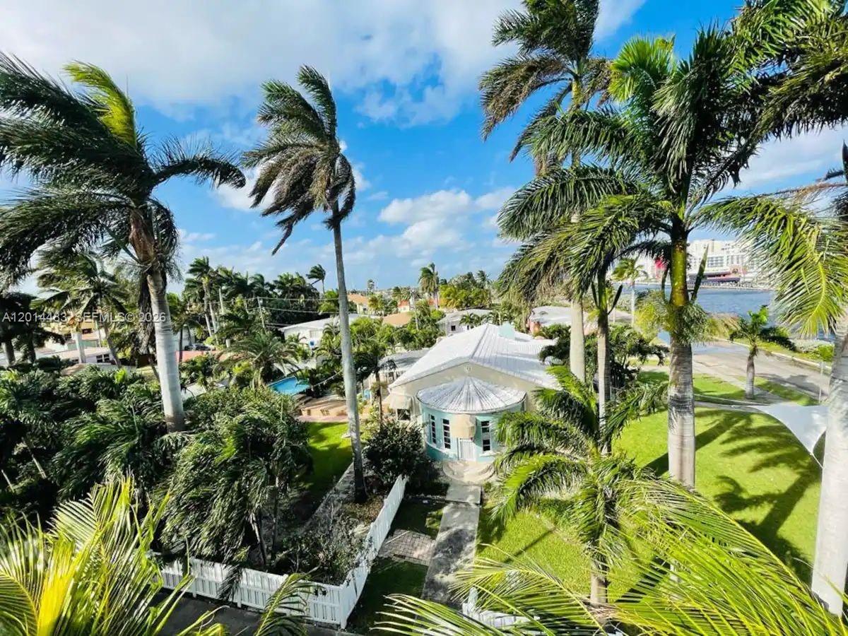 HOLLYWOOD LAKES SECTION - Residential