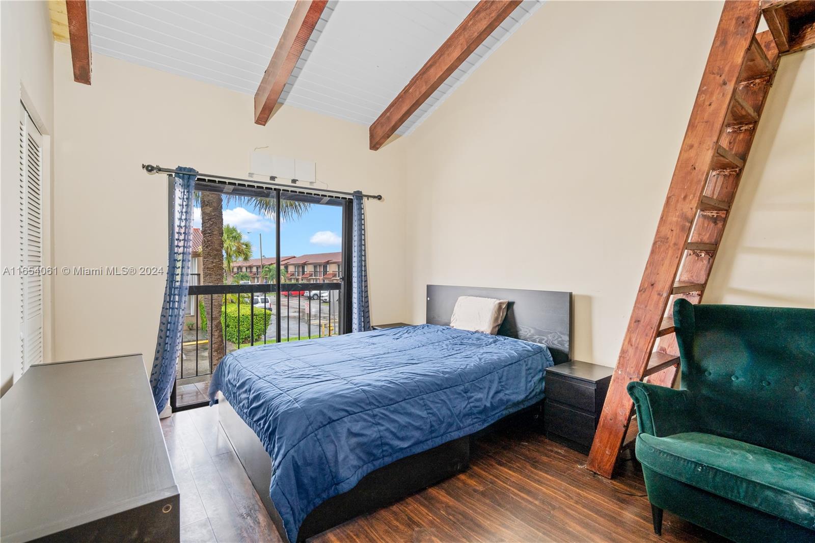 VILLAS UNIVERSITY SQUARE - Residential Lease