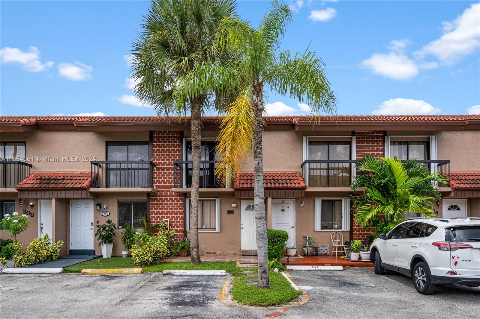 VILLAS UNIVERSITY SQUARE - Residential Lease