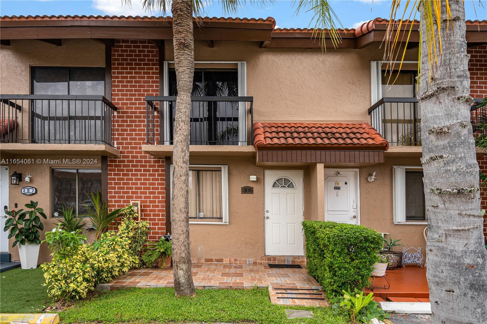 VILLAS UNIVERSITY SQUARE - Residential Lease