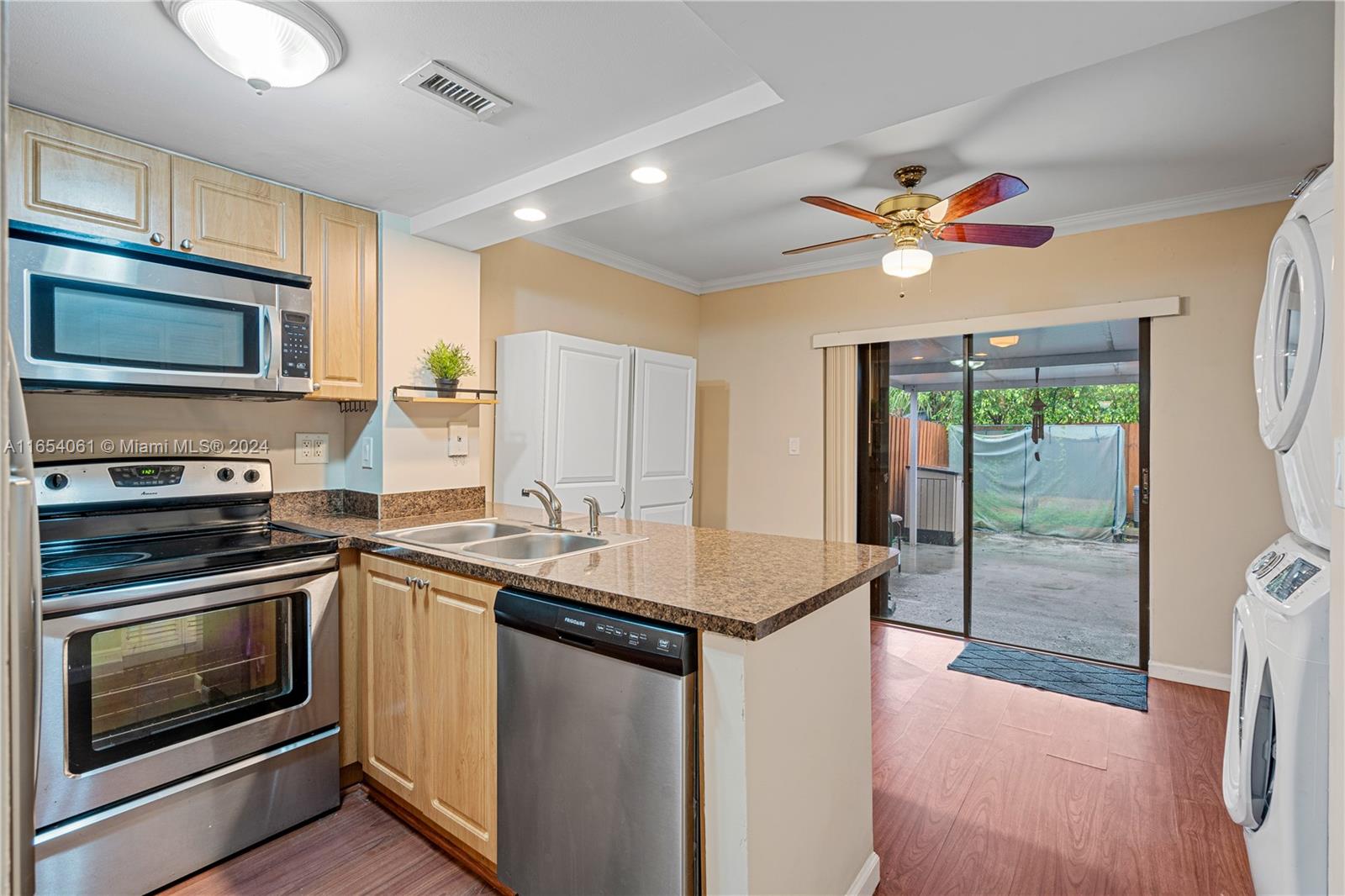 VILLAS UNIVERSITY SQUARE - Residential Lease