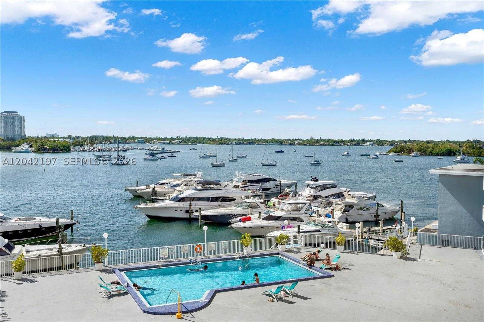 BAYSHORE YACHT & TENNIS C - Residential
