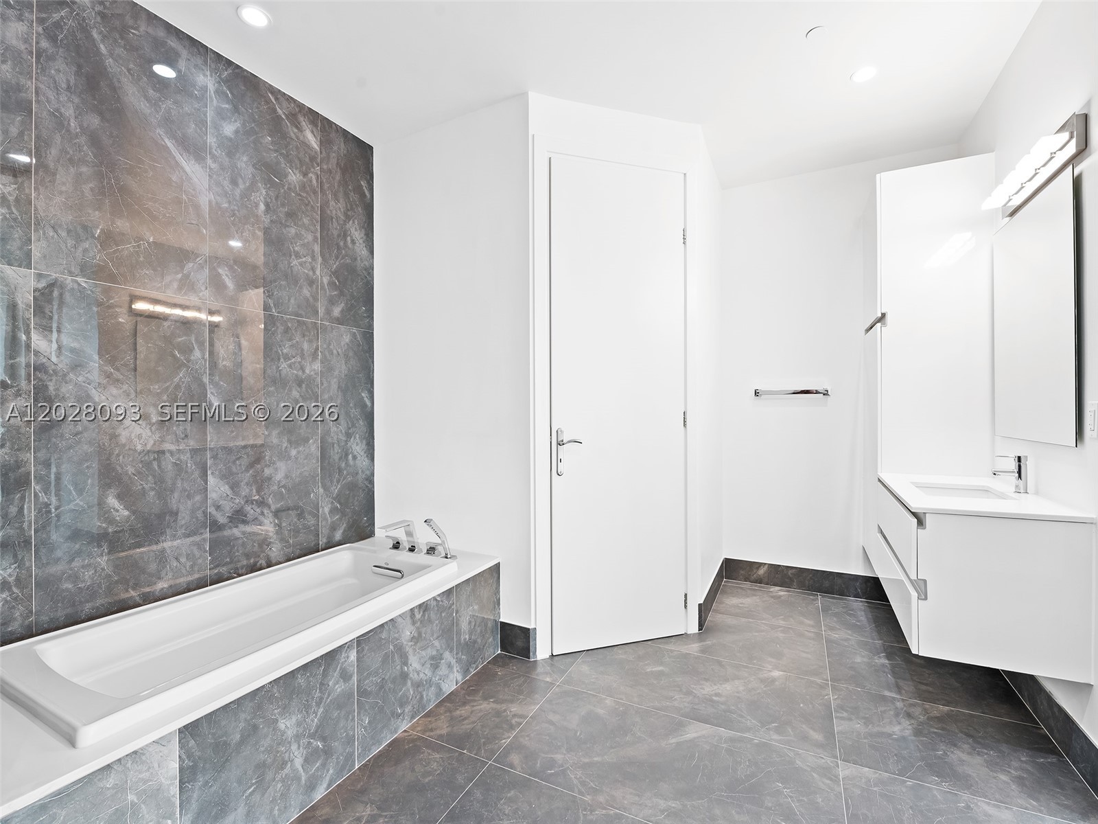 AQUALUNA LAS OLAS CONDO - Residential