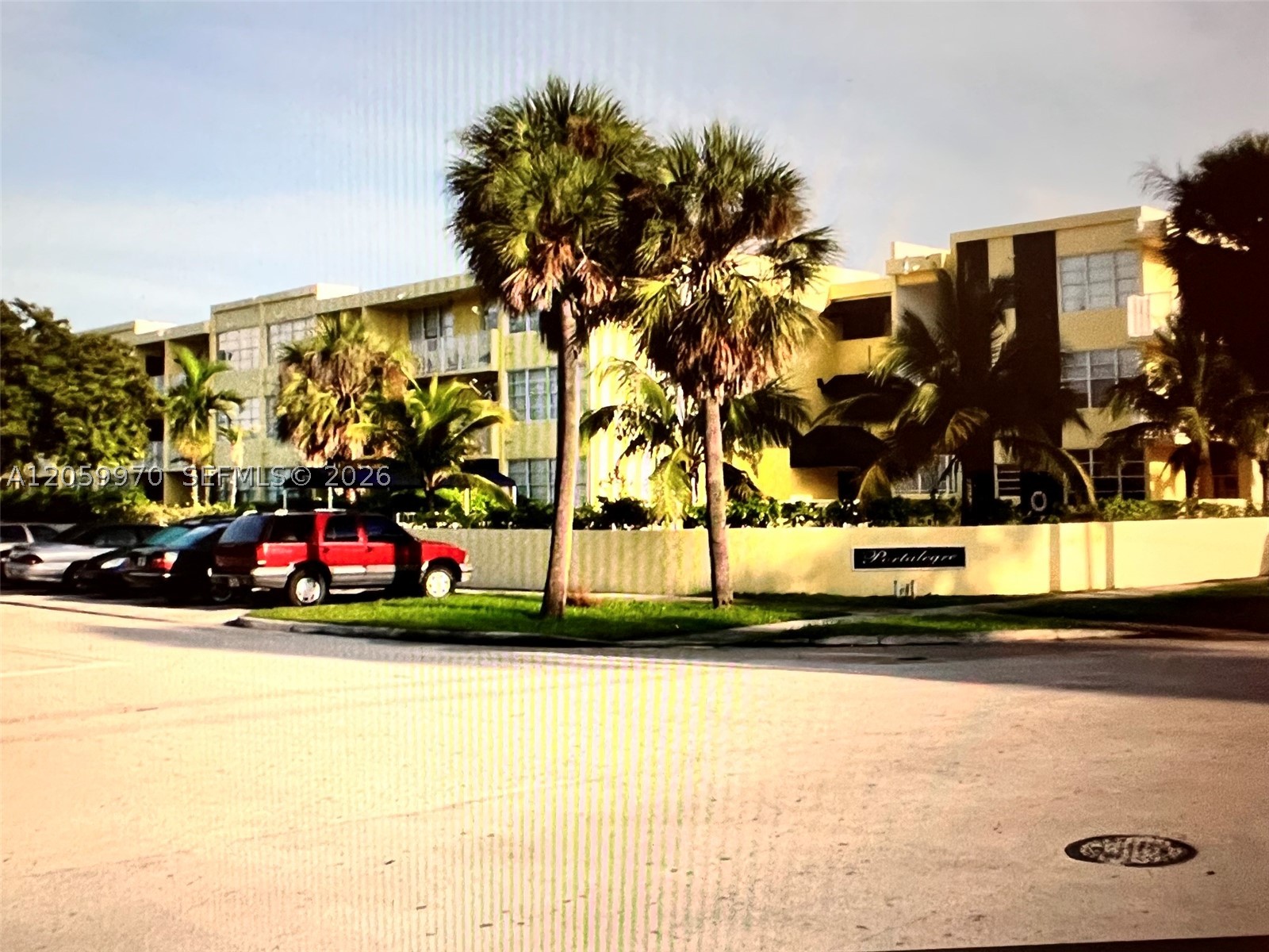 PRIME LOCATION!!! GREAT FOR INVESTORS, OK TO RENT, TENANT OCCUPIED UNIT. ONE BEDROOM, ONE BATH ; NO UPDATING NEEDED. TILED  AND LAMINATE FLOORING. GROUND FLOOR LOCATION, "HUGE PRIVATE GARDEN",STREET PARKING DIRECTLY IN FRONT OF THE BUILDING. YOUR CONDO! LOCATED NEAR CITY HALL, LIBRARY, VICTORY PARK POOL, NOVA UNIVERSITY. 10 MINUTES AWAY FROM SUNNIE ISLAND AND AVENTURA MALL.