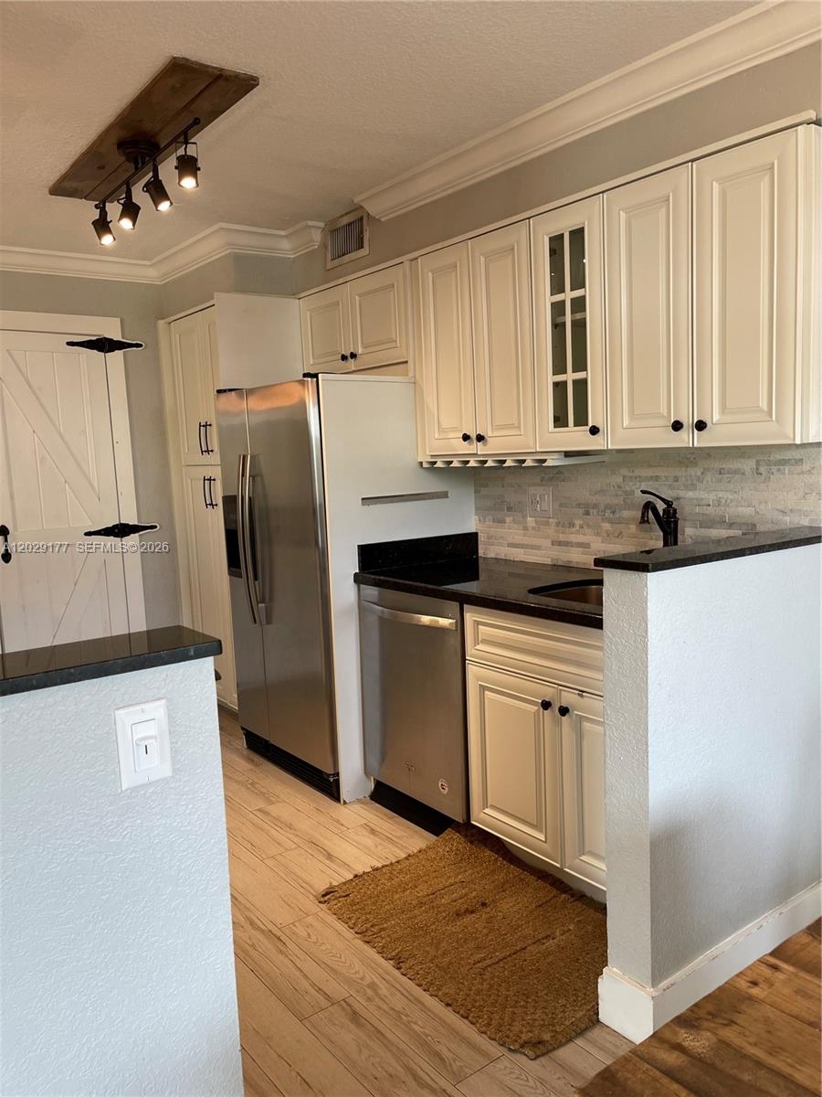 PINEBROOKE CONDO R - Residential Lease