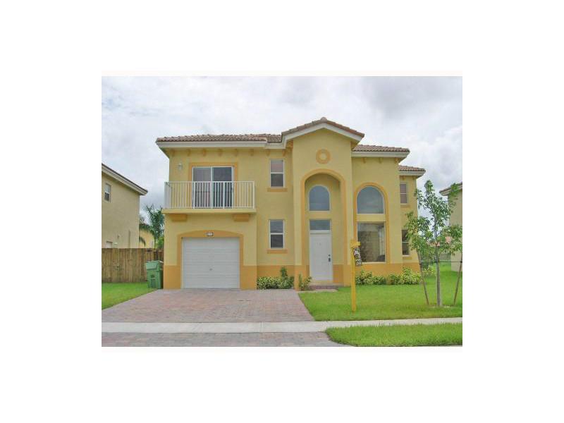 LOVELY FLOOR PLAN, FULLY TILED, HIGH CEILINGS, FAMILY ROOM, 1 CAR GARAGE, HUGE BACKYARD.  LOCATED IN A SMALL GATED COMMUNITY