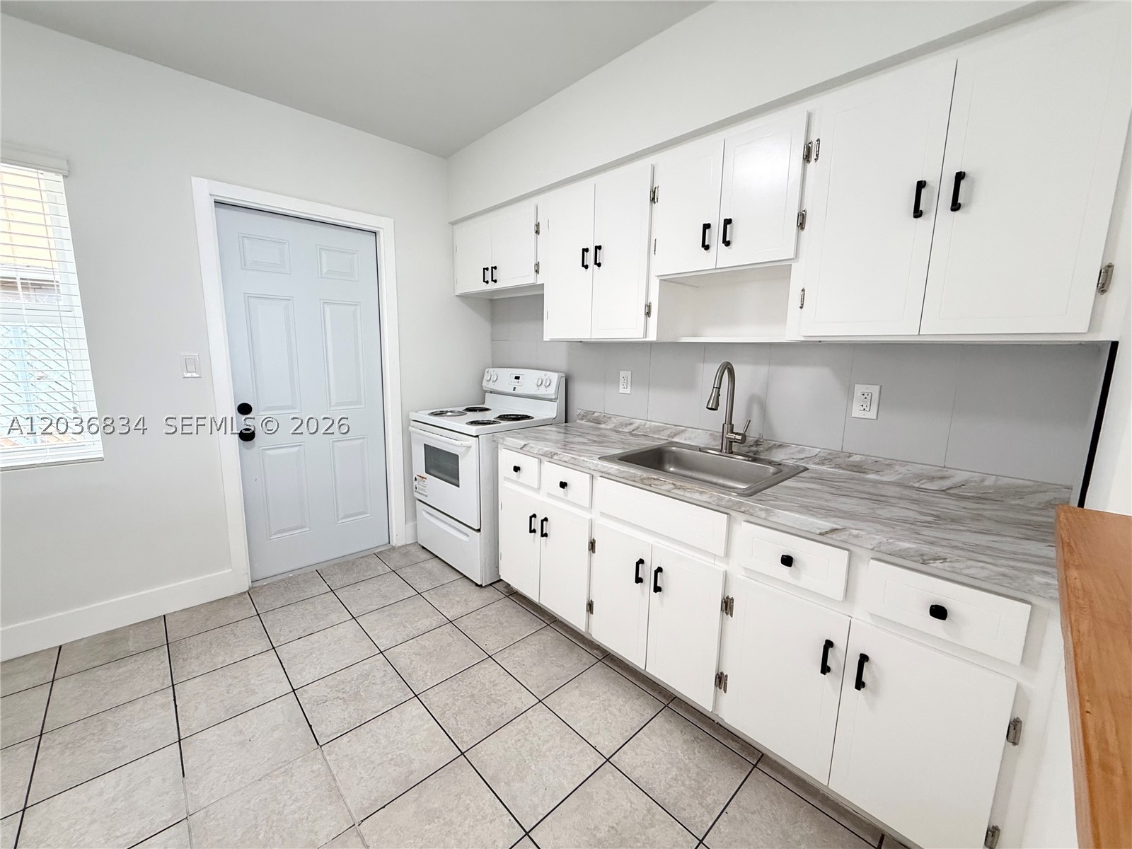 HOLLYWOOD LITTLE RANCHES - Residential Lease