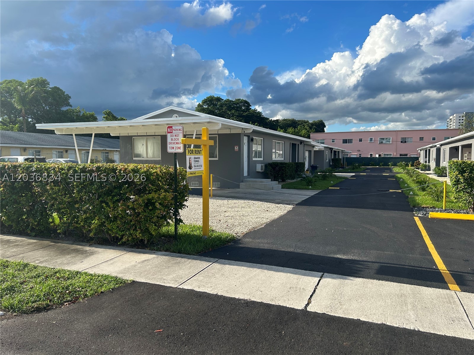 HOLLYWOOD LITTLE RANCHES - Residential Lease