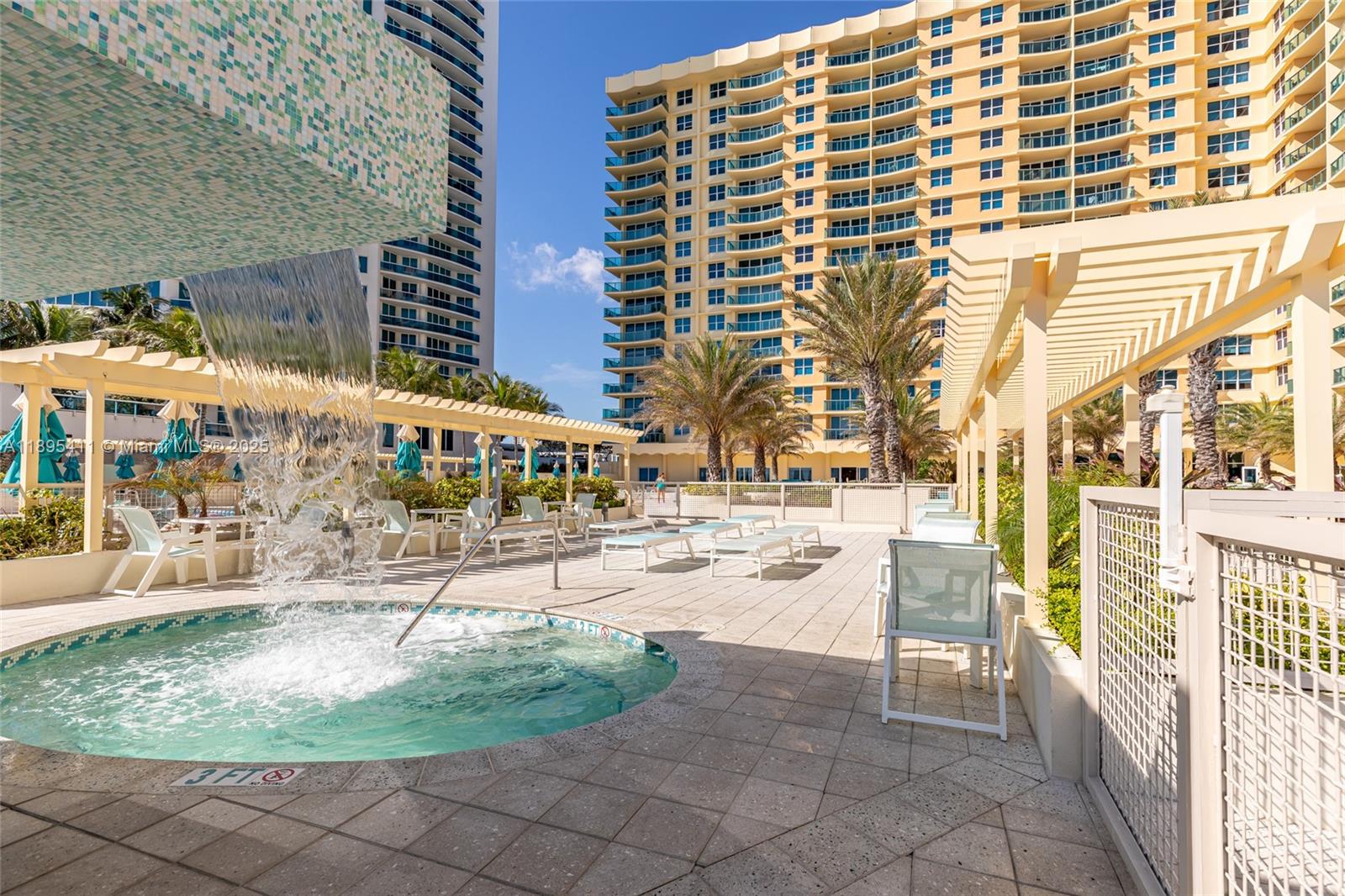 WAVE CONDO - Residential
