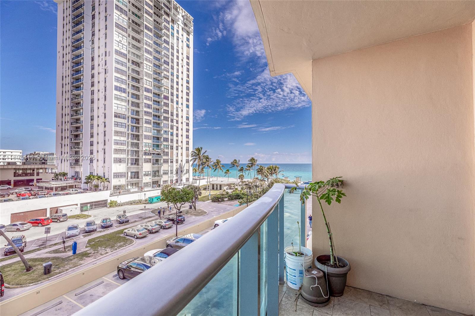 WAVE CONDO - Residential