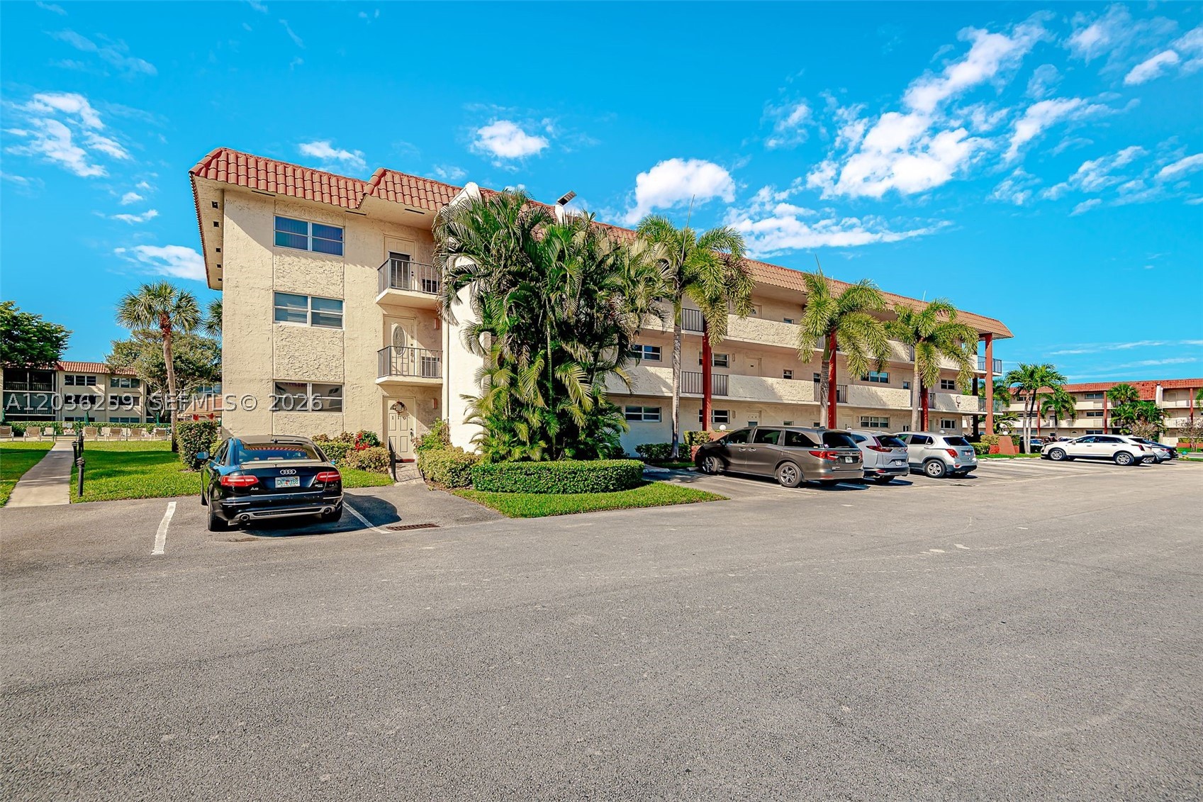 HOLLYBROOK GOLF & TENNIS - Residential