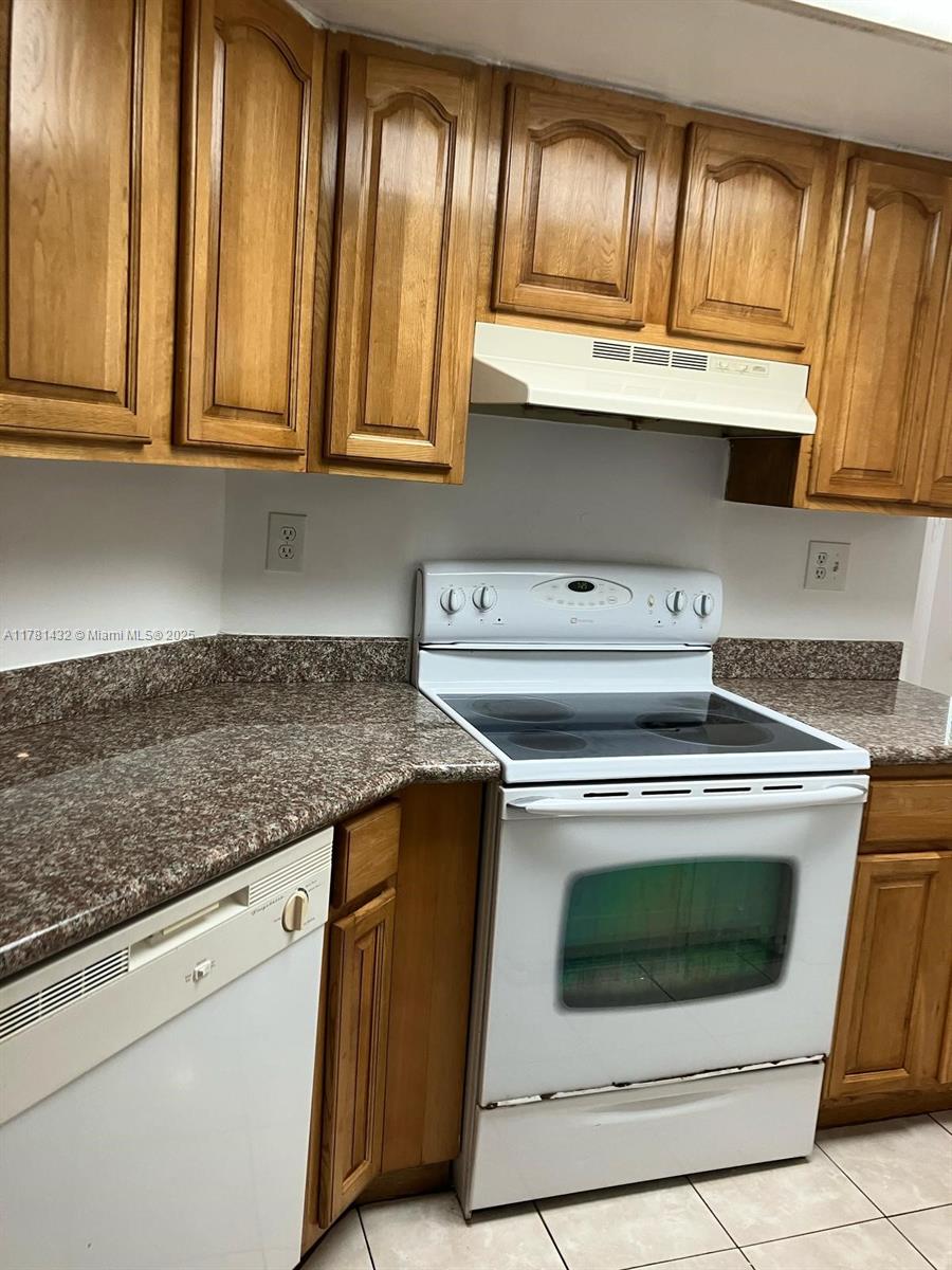 BREEZES AT PALM AIRE COND - Residential Lease