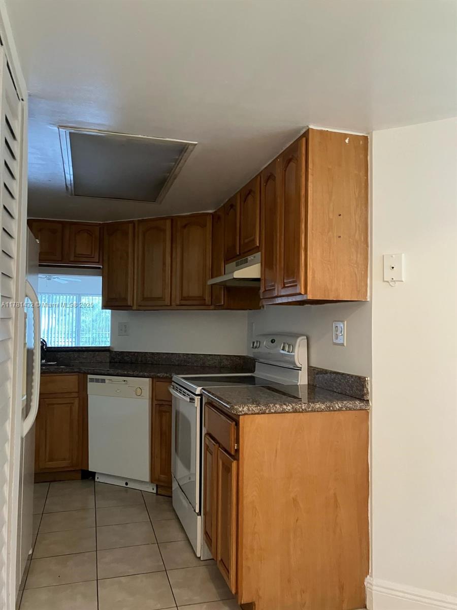 BREEZES AT PALM AIRE COND - Residential Lease