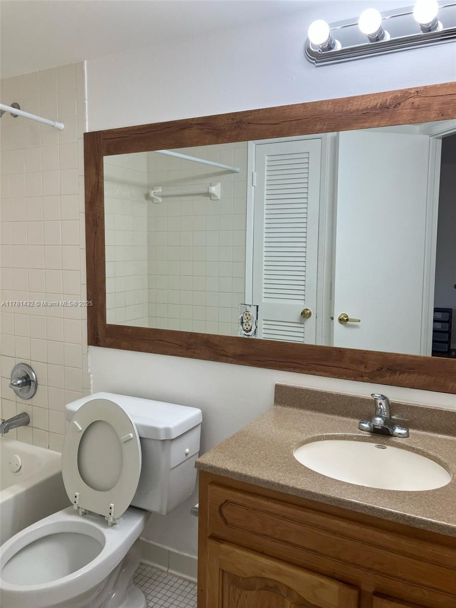 BREEZES AT PALM AIRE COND - Residential Lease