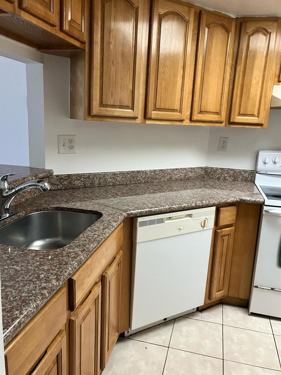 BREEZES AT PALM AIRE COND - Residential Lease