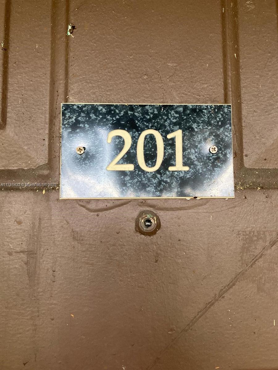 Nice unit, ready to move in. Excellent location. No last month required. Easy to show. Lock box. See showing assistant.
