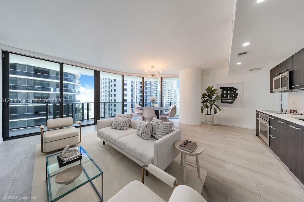 Amazing opportunity to own this 2/2 condo located in Brickell Heights. Brickell Heights includes a laundry list of upscale amenities, including a 35,000-square-foot, 3-story Equinox Fitness Club & Spa; a 3,500-square-foot, SoulCycle spin studio; a rooftop pool; a 9th-floor pool terrace with swimming pool and lap pool; two entertainment rooms for private events; a screening room; a business center; valet parking; a kid’s club; 24-hour concierge; and much more. Its location puts residents of Brickell Heights East within walking distance of the shops, restaurants, and nightlife at Brickell City Centre and Mary Brickell Village. Additionally, Brickell Heights East is a short drive from Museum Park, the Design District, Wynwood, PAMM, the American Airlines Arena, and South Beach.