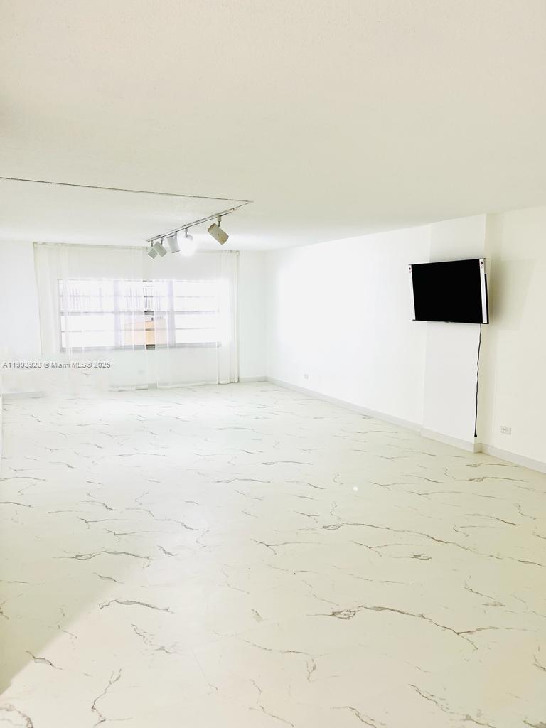 WINSTON TOWERS 400 CONDO - Residential