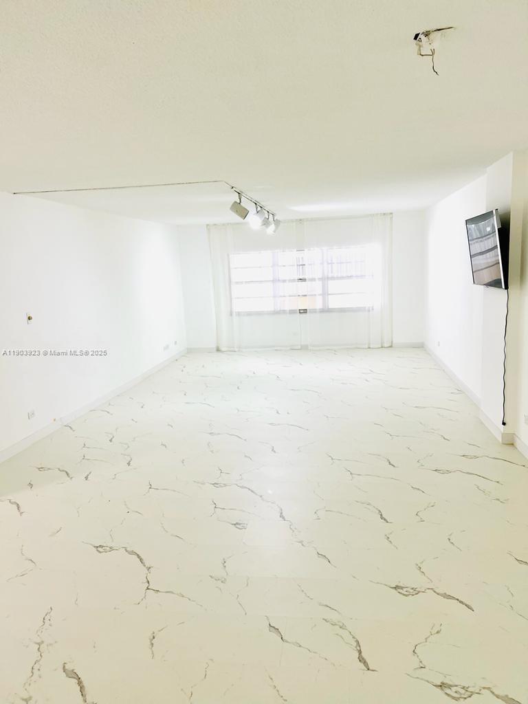 WINSTON TOWERS 400 CONDO - Residential