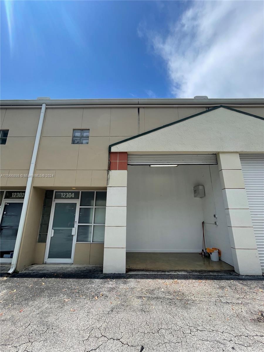Impeccable Mini Warehouse ready to move-in. Consists of main floor plus plus mezzanine, 1 bathroom, cleaning sink and rollup door with polished concrete floor. Good as showroom, office with storage, storage, etc...