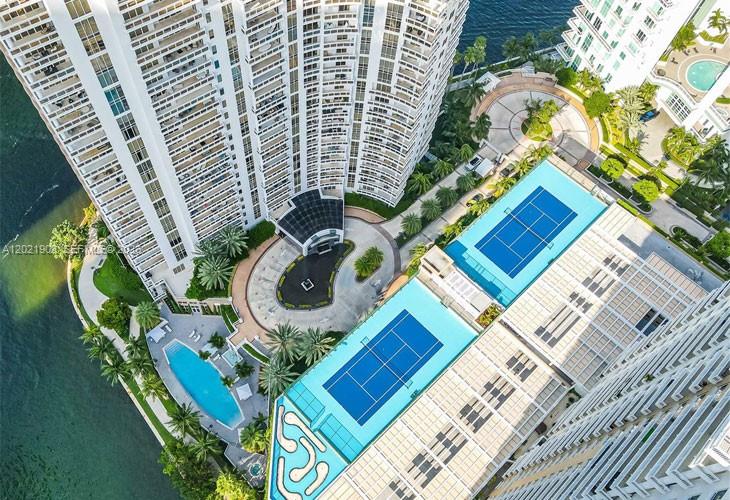 Renovated residence perched on the 33th floor of Carbonell, one of Brickell Key's most prestigious addresses. This exceptional home in the sky offers panoramic views of Miami Beach, Port of Miami, Miami skyline. Expansive. floor to ceiling windows flood the space with natural light. Split floor plan. Resort style amenities. 2 tennis courts, golf putting area, indoor racquetball and basketball court, heated pool and jacuzzi, BBQ area, children's playroom, concierge, complimentary valet, party room, conference room, and business center, 2 story fitness center, gatehouse entry. Just moments from the energy of Miami's financial district.