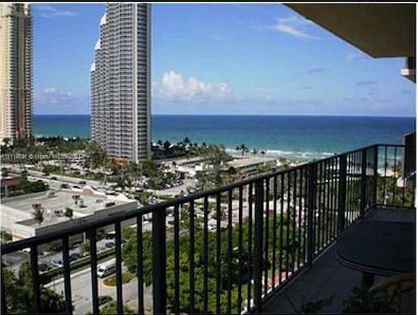 Full 2/2 with nice views of city and ocean. Located right across the street to beach and walking distance to shopping and restaurants. AVAILABLE JANUARY 5, 2022.